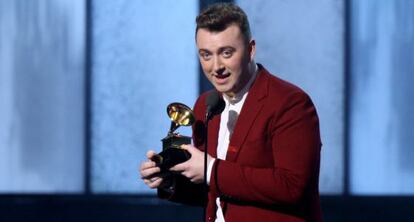Sam Smith recoge un premio Grammy.