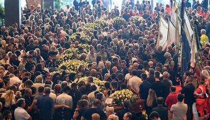 Milers de persones assisteixen al funeral d'Estat.