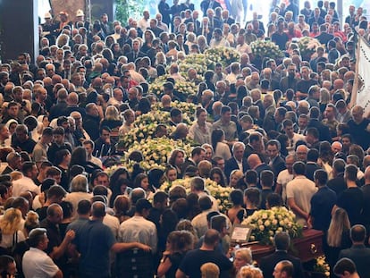 Milers de persones assisteixen al funeral d'Estat.