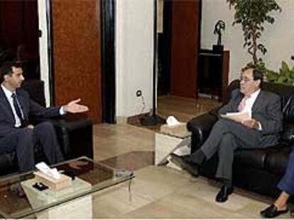 El presidente sirio, Bachar el Asad, en un momento de la entrevista, con el director de EL PAÍS, Jesús Ceberio, y Ángeles Espinosa.