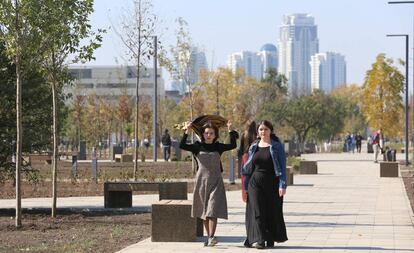 Dos mujeres pasean por una avenida de Grozni en 2018.