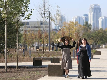 Dos mujeres pasean por una avenida de Grozni en 2018.