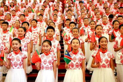 Niños sujetan distintas banderas durante el ensayo de la ceremonia de apertura del Fórum de Cooperación China-África en Pekín (China).