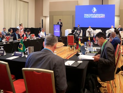 Los representantes reunidos en el foro de países latinoamericanos sobre asuntos fiscales, el 27 de julio en Cartagena (Colombia).