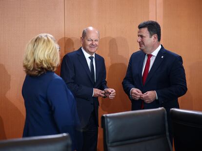 El canciller alemán, Olaf Scholz (centro); el ministro de Trabajo, Hubertus Heil, y la ministra de Cooperación Económica, Svenja Schulze (de espaldas), este miércoles en Berlín.