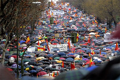 Los manifestantes han tenido que hacer uso de sus paraguas durante la manifestación, debido a la lluvia que ha caído durante toda la tarde en Madrid.