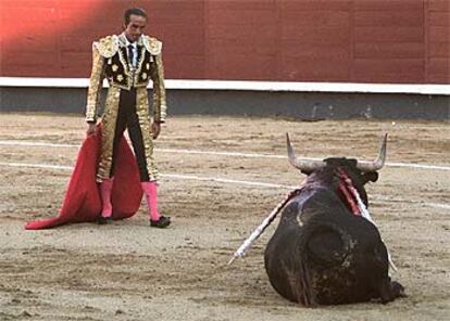 David Lugillano mira a su primer toro.