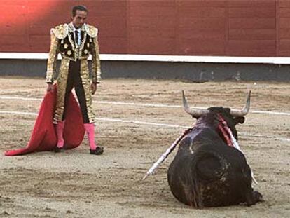 David Lugillano mira a su primer toro.
