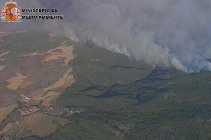 Esta fotografía hecha desde el aire muestra con claridad el avance del humo y como el fuego iría ascendiendo por montes y cerros hasta tragarse 13.000 hectáreas. El fuego también ha tenido repercusión política, como la dimisión de la Consejera de Medio Ambiente de Castilla-La Mancha.