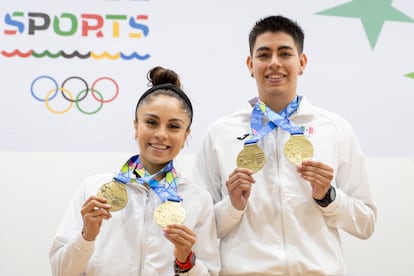 Paola Longoria y Eduardo Portillo con las medallas de oro en el podio de la competencia de rácquetbol dobles mixto