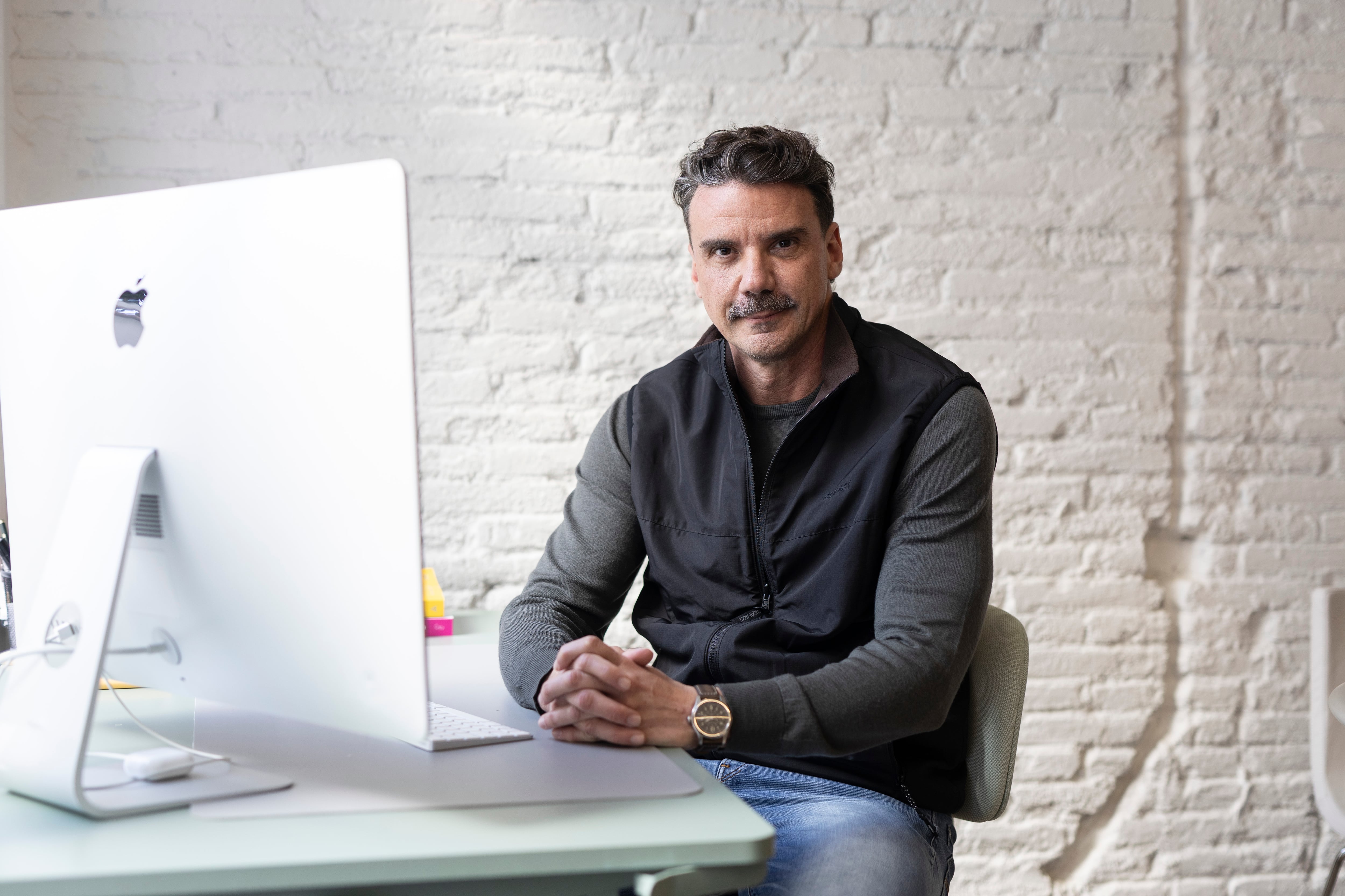 DVD 1306 19/02/2026 - Barcelona - En la imagen Cristian Blanch, victima de suplantacíon de identidad en redes sociales, fotografiado en su domicilio de Mataró (Barcelona). Foto: Massimiliano Minocri