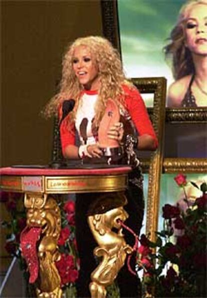 La cantante Shakira recoge uno de sus cinco premios.