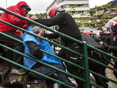 Cientos de personas tratan de entorpecer en Ondarroa la detención de Urtza Alkorta.