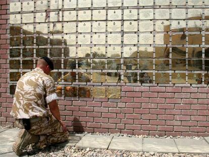 Un soldado británico se despide ante las placas dedicadas a los caídos de la 20 Brigada Acorazada, en la base de Basora.