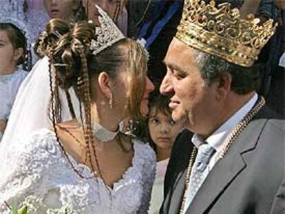 La niña Ana María Cioaba, de 12 años, con su padre, el autoproclamado rey de los gitanos SM Glorin Cioaba.