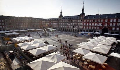 La plaza Mayor, fotografia ayer; en primer plano, a la izquierda, las obras en la Casa de la Carnicer&iacute;a.