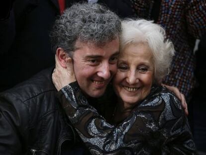 Estela de Carlotto abraza a su nieto Guido por primera vez tras 36 años de búsqueda.