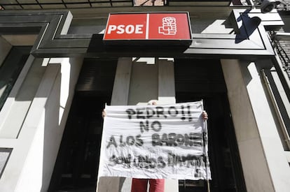 A Pedro Sánchez sympathizer unfurled a banner outside PSOE headquarters on Friday.