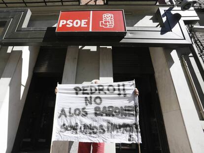 A Pedro Sánchez sympathizer unfurled a banner outside PSOE headquarters on Friday.