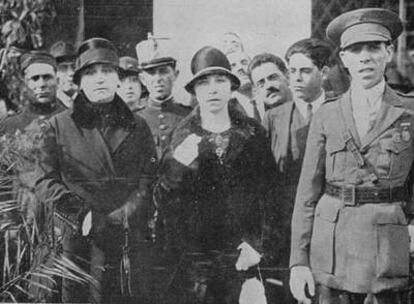 Casado, a la derecha, durante un acto de homenaje al comandante Benítez en Málaga, en 1926.