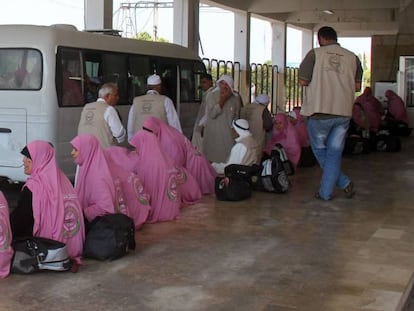 Un grupo de sirios, de camino a La Meca, espera este jueves para cruzar la frontera con Turqu&iacute;a.