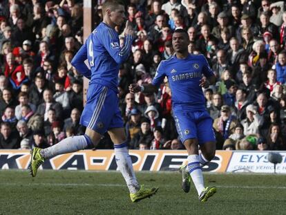 Fernando Torres celebra su gol junto a Cole.