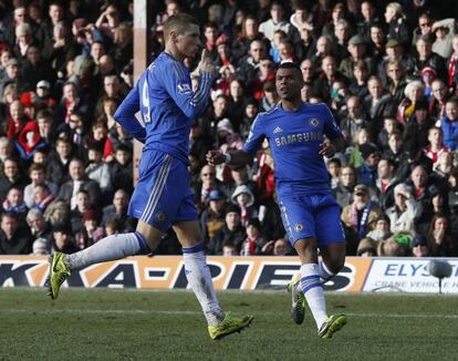 Fernando Torres celebra su gol junto a Cole.