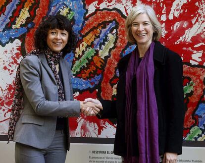 Las científicas estadounidense Jennifer Doudna (a la derecha) y la francesa Emmanuelle Charpientier, ganadoras del Premio Nobel de Química por  desarrollar la técnica de edición genómica CRISPR/Cas9.