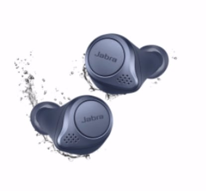 Los auriculares Elite Active 75t de Jabra son el complemento idóneo para todos los amantes del deporte y aquellos que quieren aprovechar las vacaciones para ponerse en forma. Cuentan con protección frente al agua y el polvo para poder entrenar sobre cualquier superficie y se ajustan perfectamente a la forma del oído. La autonomía de este modelo es de 28 horas, y está disponible en seis combinaciones de color: azul marino, gris oscuro, titanio negro, siena y menta. Precio: 200 euros. 