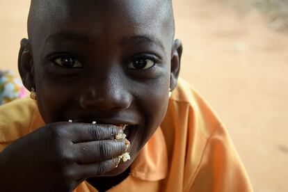 En relación con la alimentación en las escuelas, el Gobierno de Ghana lanzó en 2005 el Programa de Alimentación Escolar de Ghana (GSFP), un proyecto multisectorial que tiene como principal objetivo asegurar que los escolares tengan acceso, al menos, a una comida equilibrada al día. En 2014, el programa llegaba a 1.728.682 niños en las escuelas beneficiarias. Además de la reducción de la malnutrición entre los menores en edad escolar de las zonas más desfavorecidas del país, el GSFP busca fomentar el desarrollo agrícola de las zonas rurales. Por ello, los alimentos de los menús se producen localmente. El objetivo a largo plazo es contribuir a la reducción de la pobreza y mejorar la seguridad alimentaria en Ghana.