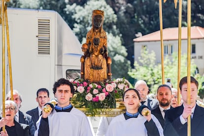 Procesión de la 'Moreneta' en la misa de Solemnidad de la Virgen de Montserrat, en el Monasterio de Montserrat, este domingo.