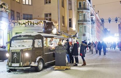 Street food bajo cero en calle Annankatu, en Helsinki, durante la pasada edición del festival Lux Helsinki.