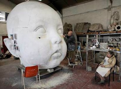 Antonio López trabaja en una de las esculturas creadas para la estación de Atocha. Junto a él, su esposa, la también pintora María Moreno.