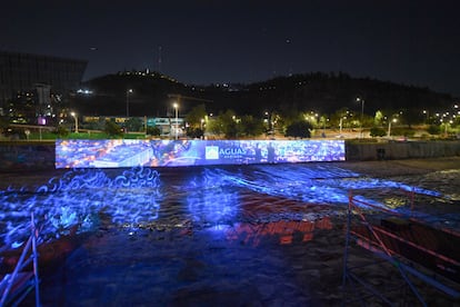 Aguas Andinas proyectó un innovador video Mapping con la historia del Río Mapocho en las paredes del cauce.