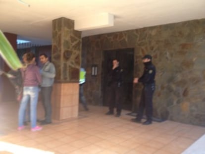 Portal del edificio donde se ha cometido el crimen.