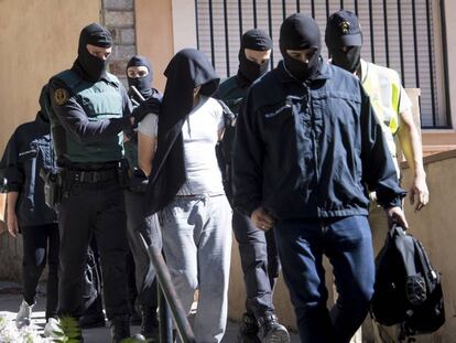 La Guardia Civil junto a un detenido en Collado Mediano.