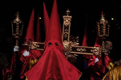 Los penitentes participan en la procesión de Pascua de la hermandad del Cristo de los Gitanos, en Granada, el pasado 13 de abril. Andalucía decidió no imponer restricciones en Semana Santa más allá de recomendar la mascarilla en aglomeraciones. El Gobierno andaluz, no obstante, apeló a la prudencia y aconsejó que costaleros y portadores de tronos se hicieran un test 24 horas antes de salir en procesión. Caminar en la noche del Miércoles Santo tras el paso del Cristo de los Gitanos por las colinas del Sacromonte es una vivencia única. Al igual que lo es acudir el Viernes Santo en pleno anochecer al Convento de los Jerónimos para presenciar Las Chías, personajes de tiempos de la Inquisición que, ataviados con plumas y bordados, tocan fanfarrias y timbales mientras encabezan el desfile de la más antigua de las cofradías, la de la Soledad de San Jerónimo.