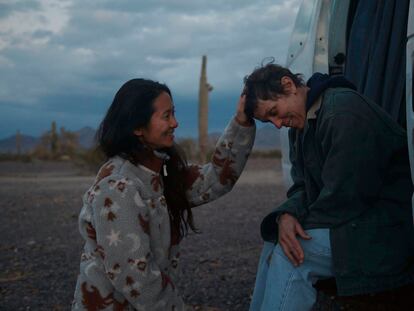 Chloe Zhao, junto a Frances McDormand en el rodaje de 'Nomadland'.