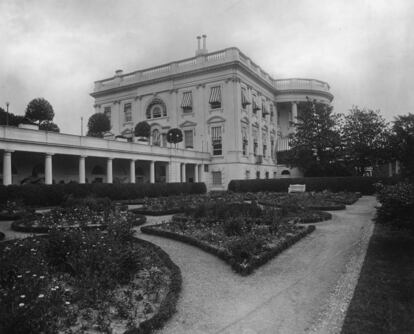 Edith Roosevelt creó en 1903 un jardín colonial a ambos lados del pórtico sur, en los que los parterres se disponían en forma de cuatro pétalos cuya vegetación se componía de arbustos de hoja perenne y flores ornamentales de especies autóctonas. |