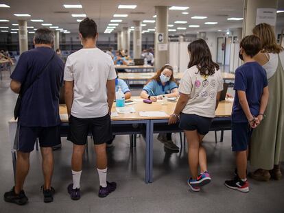 Varios adolescentes esperan a ser vacunados en Sevilla el 2 de septiembre.