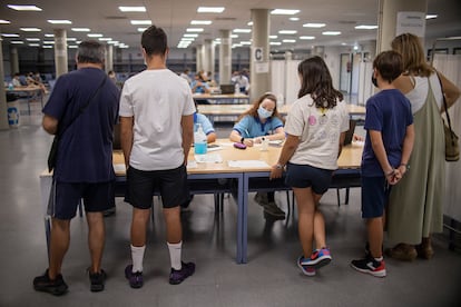 Varios estudiantes de primaria entran a clase en el colegio Hilarión Eslava de Burlada (Navarra).