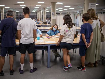 Youngsters wait to be vaccinated with the Moderna vaccine in Seville last week.