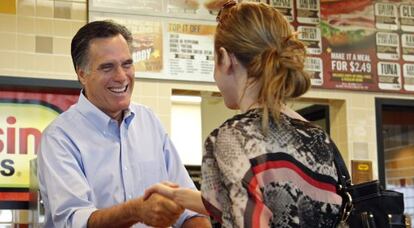 Mitt Romney saluda a una seguidora en Wisconsin.