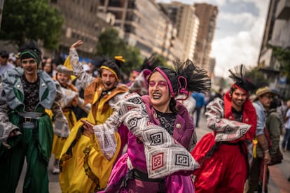 Un grupo de artistas teatrales, se unió al contingente. 