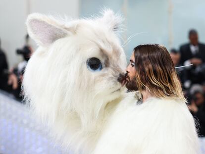 Jared Leto, dressed as Karl Lagerfeld's cat Choupette, poses at the Met Gala, an annual fundraising gala held for the benefit of the Metropolitan Museum of Art's Costume Institute with this year's theme "Karl Lagerfeld: A Line of Beauty", in New York City, New York, U.S., May 1, 2023. REUTERS/Andrew Kelly