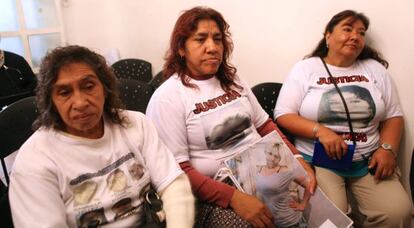 Familiares del 'caso Heavens', este jueves en México DF.