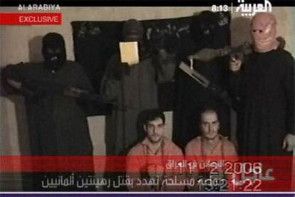 Una grabación de vídeo emitida por la cadena Al Arabiya el pasado mes de febrero muestra a los dos prisioneros alemanes rodeados de sus captores.