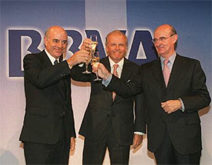 Francisco González (a la izquierda), Emilio Ibarra (centro) y Pedro Luis Uriarte, en el primer aniversario.