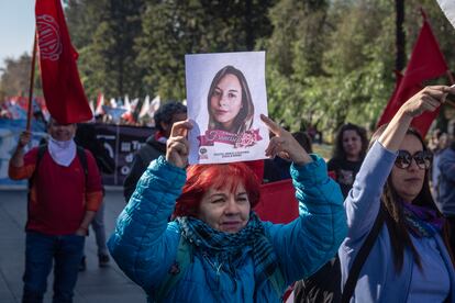 Una mujer se manifiesta este lunes en Santiago con una fotografía de Francisca Sandoval, periodista asesinada hace un año.