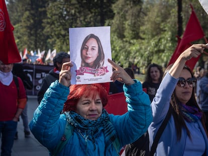 Una mujer se manifiesta este lunes en Santiago con una fotografía de Francisca Sandoval, periodista asesinada hace un año.